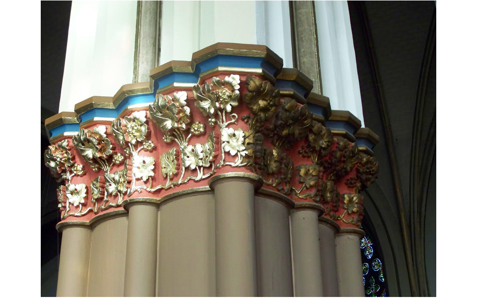 Das reichhaltige Ornament an den Kapitellen der massiven Chorsäulen kommt nun besonders gut zur Geltung.