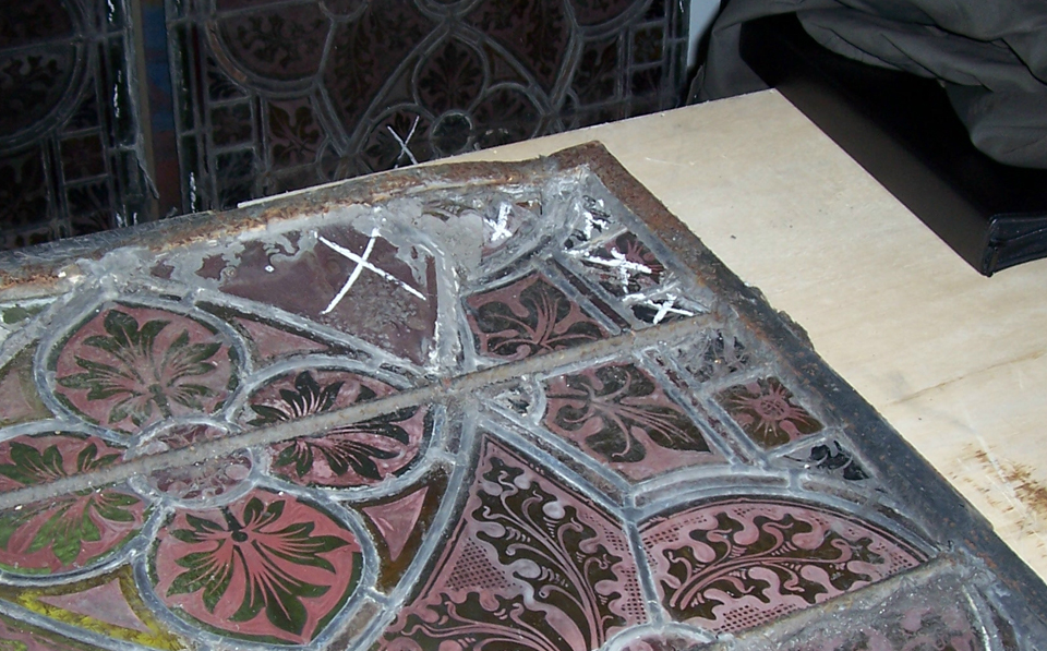 In der Glasmalerwerkstatt von Hein Derix in Kevelaer wur-den die einzelnen Glasfelder genau begutachtet.