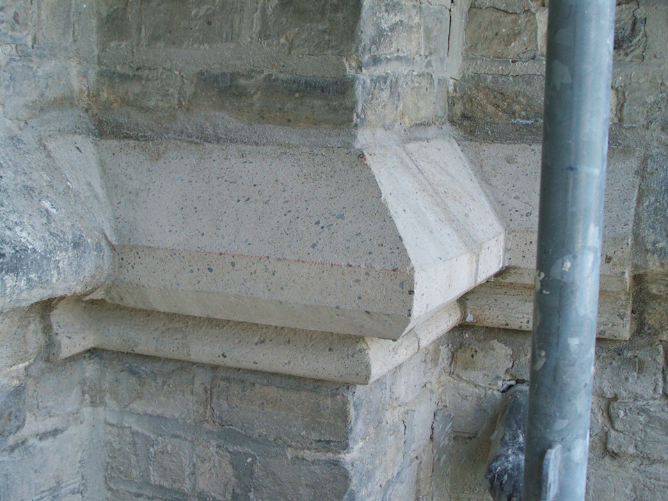 Zu stark geschhädigte Teile des Kranzgesimses wurden von den Steinmetzen komplett erneuert.