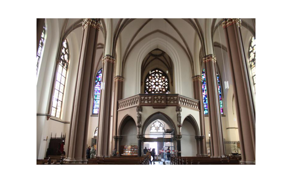 Der Kirchenraum erscheint wesentlich breiter, insbesondere durch die Aufhellung der Orgelbühne und der nun optisch durchbrochenen Ballustrade 