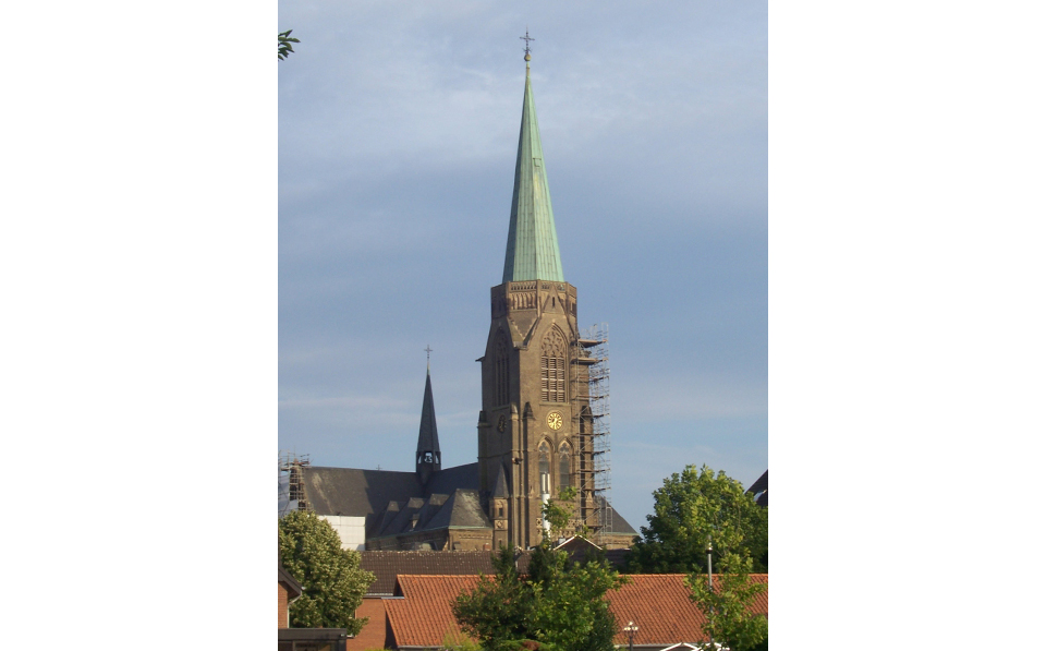 Neben dem Gerüst an der Nordseite stand im September noch ein weiteres Gerüst am Turm, zur Beseitigung eines Sturmschadens an einem hoch gelegenen Wasserspeier.