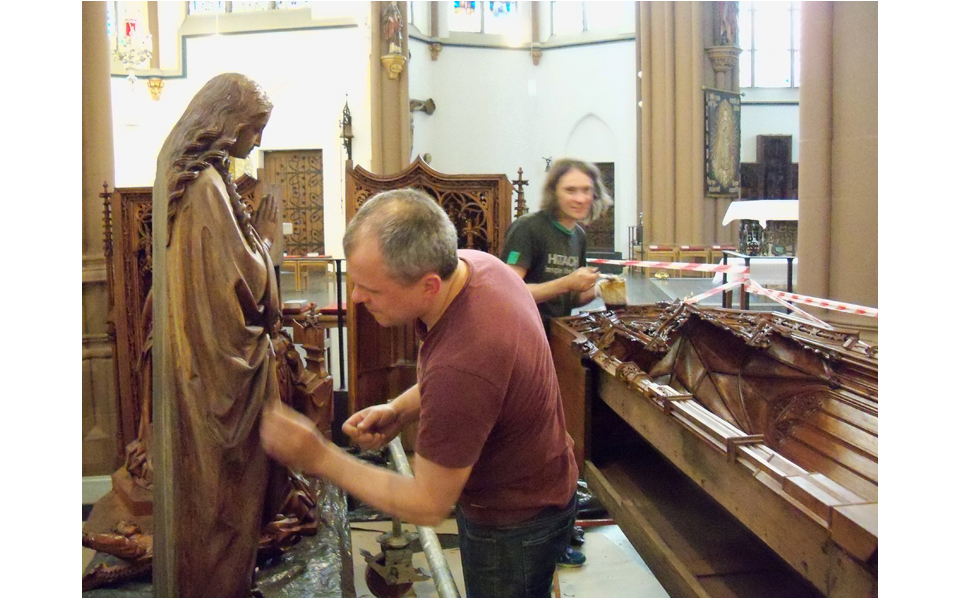 Die Bildstöcke und Figuren werden vor Ort in der Kirche aufbereitet.