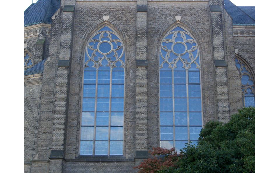 Bei genauem Hinsehen kann man erkennen, dass die runden Masswerke beim Bau der Kirche etwas unterschiedlich gearbeitet wurden.