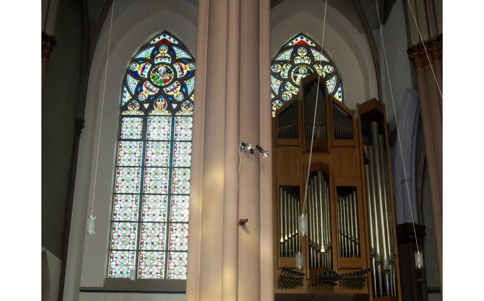 Innenansicht der beiden restaurierten Fenster mit den Evangelisten Matthäus und Markus im Couronnement.