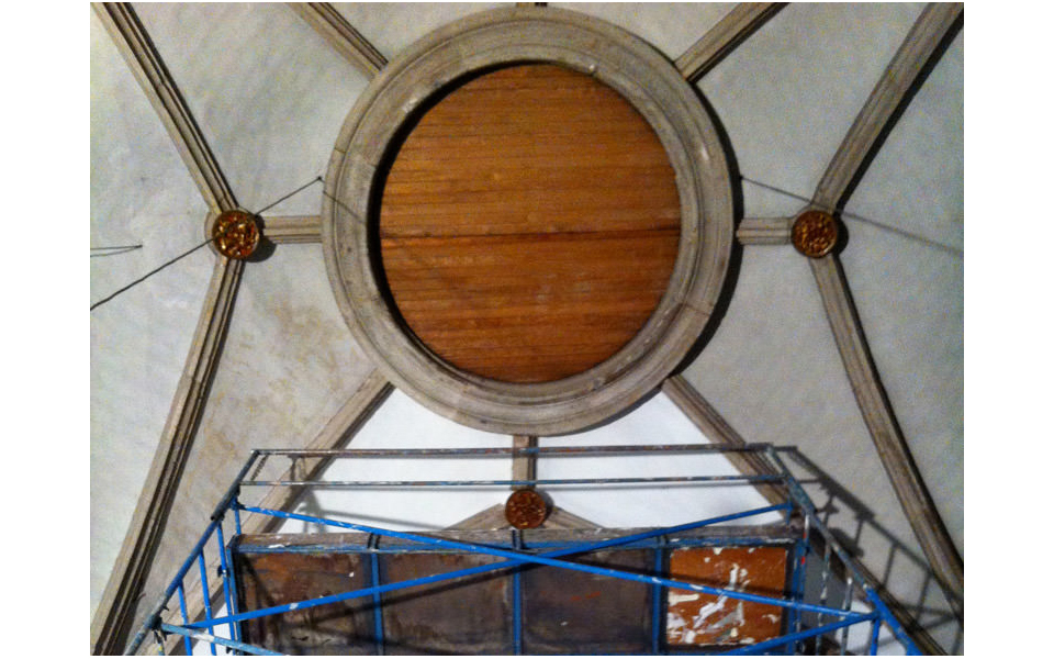 Neben dem Gewölbe soll die Holzabdeckung der Glockendurchführung jetzt auch weiss gestrichen werden.