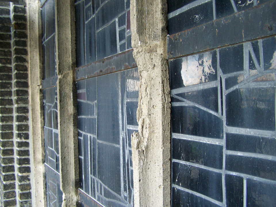 Massive Schädigung des Maßwerks am blauen Westfenster.